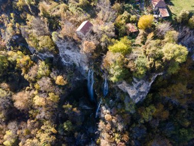 Bulgaristan 'ın Kyustendil Bölgesi, Zemen Dağı' ndaki Polska Skakavitsa şelalesinin sonbahar manzarası