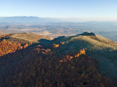 Bulgaristan 'ın Kyustendil Bölgesi' nin Viden Tepesi yakınlarındaki Konyavska dağının hava sonbahar günbatımı manzarası