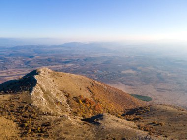 Bulgaristan 'ın Kyustendil Bölgesi' nin Viden Tepesi yakınlarındaki Konyavska dağının hava sonbahar günbatımı manzarası