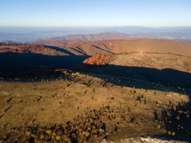 Bulgaristan 'ın Kyustendil Bölgesi' nin Viden Tepesi yakınlarındaki Konyavska dağının hava sonbahar günbatımı manzarası