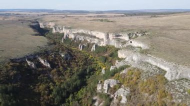 Bulgaristan 'ın Vratsa Bölgesi' nin Kunino köyü yakınlarındaki Golyam Dol kanyonunun hava manzarası