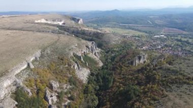 Bulgaristan 'ın Vratsa Bölgesi' nin Kunino köyü yakınlarındaki Golyam Dol kanyonunun hava manzarası