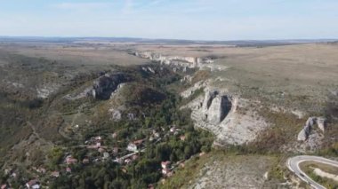 Bulgaristan 'ın Vratsa Bölgesi' nin Kunino köyü yakınlarındaki Golyam Dol kanyonunun hava manzarası