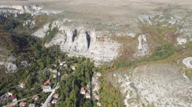Bulgaristan 'ın Vratsa Bölgesi' nin Kunino köyü yakınlarındaki Golyam Dol kanyonunun hava manzarası