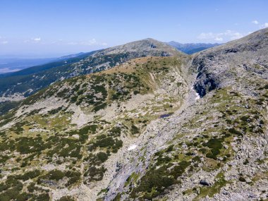 Bulgaristan 'ın Ürkütücü Göl yakınlarındaki Rila Dağı' nın şaşırtıcı hava manzarası
