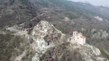 Bulgaristan 'ın Ortaçağ Asen Kalesi, Asenovgrad, Filibe Bölgesi' ndeki Kutsal Meryem Ana Kilisesi 'nin havadan görünüşü