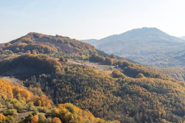 Bulgaristan 'ın Pernik bölgesindeki Erul Dağı' nın İnanılmaz Sonbahar Manzarası