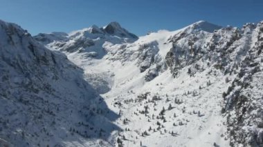 Bulgaristan 'ın Malyovitsa zirvesi yakınlarındaki Rila Dağı' nın şaşırtıcı kış manzarası