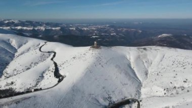 Beklemeto etrafındaki Balkan Dağları 'nın şaşırtıcı kış manzarası Bulgaristan' da