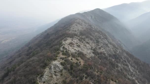 Vista Aérea Colina Anathema Montaña Rhodopes Cerca Ciudad Asenovgrad Región — Vídeos de Stock