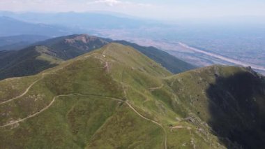 Bulgaristan 'ın Blagoevgrad bölgesindeki Belasitsa Dağı' nın hava gün batımı manzarası