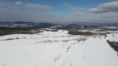 Lyulin Dağı 'nın kar kaplı havadan görünüşü, Sofya Şehir Bölgesi, Bulgaristan