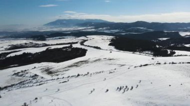 Lyulin Dağı 'nın kar kaplı havadan görünüşü, Sofya Şehir Bölgesi, Bulgaristan