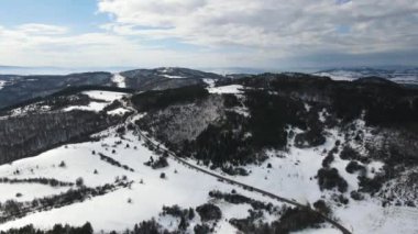 Lyulin Dağı 'nın kar kaplı havadan görünüşü, Sofya Şehir Bölgesi, Bulgaristan
