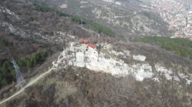Bulgaristan 'ın Filibe Bölgesi Asenovgrad yakınlarındaki Selanik Kilisesi' nden Aziz Demetrius 'un hava manzarası
