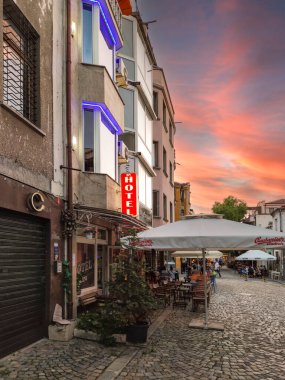 PLOVDIV, BULGARIA - 4 Eylül 2020: Bulgaristan 'ın Filibe kentindeki Tipik Sokak ve evler