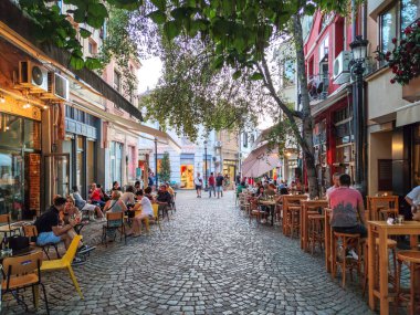 PLOVDIV, BULGARIA - 4 Eylül 2020: Bulgaristan 'ın Filibe kentindeki Tipik Sokak ve evler