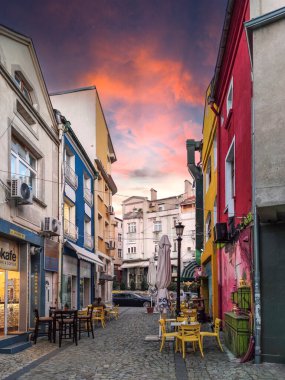 PLOVDIV, BULGARIA - 4 Eylül 2020: Bulgaristan 'ın Filibe kentindeki Tipik Sokak ve evler