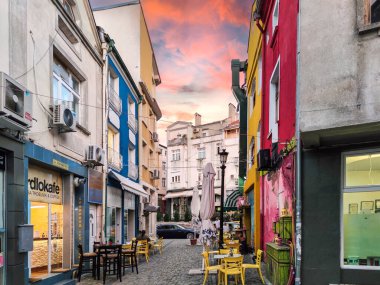 PLOVDIV, BULGARIA - 4 Eylül 2020: Bulgaristan 'ın Filibe kentindeki Tipik Sokak ve evler