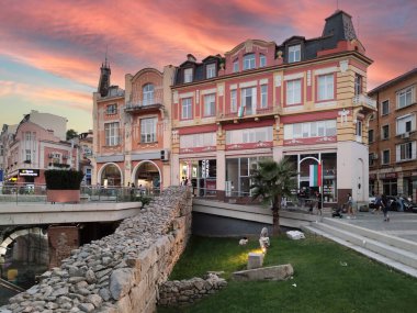 PLOVDIV, BULGARIA - 4 Eylül 2020: Bulgaristan 'ın Filibe kentindeki Tipik Sokak ve evler