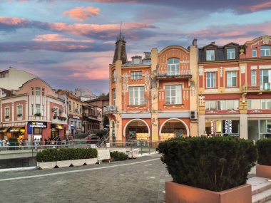 PLOVDIV, BULGARIA - 4 Eylül 2020: Bulgaristan 'ın Filibe kentindeki Tipik Sokak ve evler