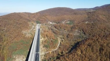 Hemus (A2) otoyolu, Vitinya Geçidi, Sofya Bölgesi, Bulgaristan 'daki Bebresh Viyadükünün havadan görüntüsü