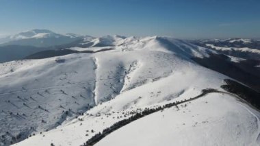 Beklemeto etrafındaki Balkan Dağları 'nın şaşırtıcı kış manzarası Bulgaristan' da