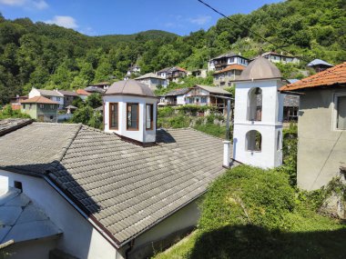 19. yüzyıldan kalma otantik evleri olan Delchevo köyü, Blagoevgrad bölgesi, Bulgaristan