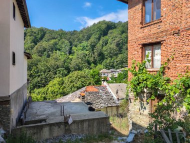 19. yüzyıldan kalma otantik evleri olan Delchevo köyü, Blagoevgrad bölgesi, Bulgaristan