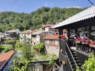 19. yüzyıldan kalma otantik evleri olan Delchevo köyü, Blagoevgrad bölgesi, Bulgaristan