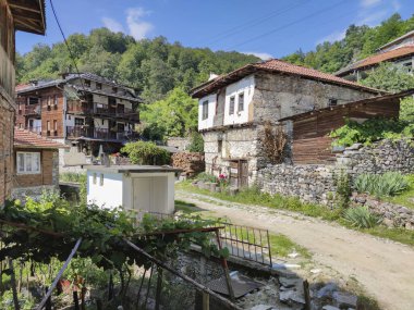 19. yüzyıldan kalma otantik evleri olan Delchevo köyü, Blagoevgrad bölgesi, Bulgaristan