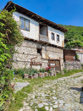 19. yüzyıldan kalma otantik evleri olan Delchevo köyü, Blagoevgrad bölgesi, Bulgaristan