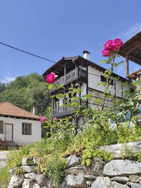 19. yüzyıldan kalma otantik evleri olan Delchevo köyü, Blagoevgrad bölgesi, Bulgaristan