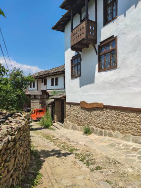 Otantik ondokuzuncu yüzyıl evleriyle Leshten Köyü, Blagoevgrad Bölgesi, Bulgaristan