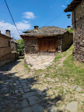 Otantik ondokuzuncu yüzyıl evleriyle Leshten Köyü, Blagoevgrad Bölgesi, Bulgaristan