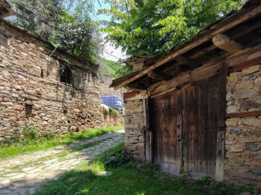 Otantik ondokuzuncu yüzyıl evleriyle Leshten Köyü, Blagoevgrad Bölgesi, Bulgaristan