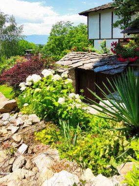 Otantik ondokuzuncu yüzyıl evleriyle Leshten Köyü, Blagoevgrad Bölgesi, Bulgaristan