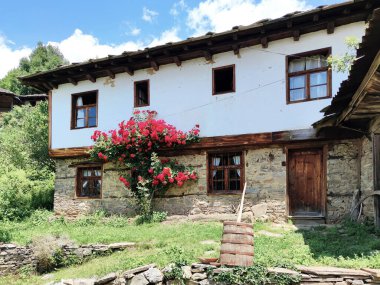 Otantik ondokuzuncu yüzyıl evleriyle Leshten Köyü, Blagoevgrad Bölgesi, Bulgaristan