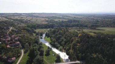 Bulgaristan 'ın Lovech Bölgesi' ndeki Aglen köyü yakınlarından geçen Vit Nehri 'nin şaşırtıcı hava manzarası