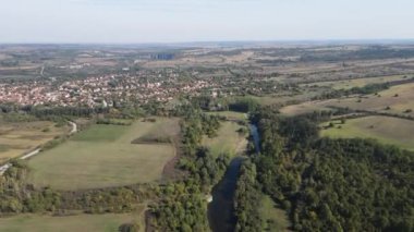 Bulgaristan 'ın Lovech Bölgesi' ndeki Aglen köyü yakınlarından geçen Vit Nehri 'nin şaşırtıcı hava manzarası