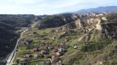 Bulgaristan 'ın Blagoevgrad bölgesindeki Zlatolist, Pirin Dağı köyü yakınlarındaki Melnik kum piramitlerinin hava manzarası