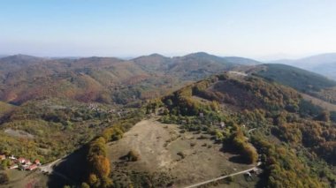 Bulgaristan 'ın Pernik bölgesindeki Erul Dağı' nın İnanılmaz Sonbahar Manzarası