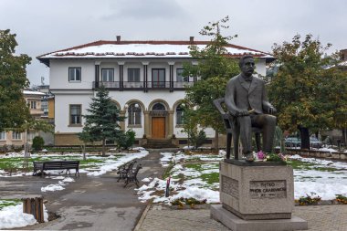 TRYAVNA, BULGARIA - 1 Kasım 2014: Bulgaristan 'ın tarihi Tryavna kasabasının merkezindeki ortaçağ evleri