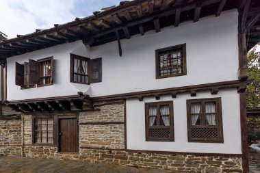 TRYAVNA, BULGARIA - 1 Kasım 2014: Bulgaristan 'ın tarihi Tryavna kasabasının merkezindeki ortaçağ evleri