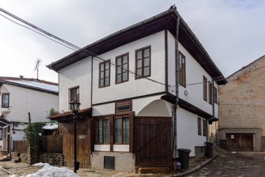TRYAVNA, BULGARIA - 1 Kasım 2014: Bulgaristan 'ın tarihi Tryavna kasabasının merkezindeki ortaçağ evleri