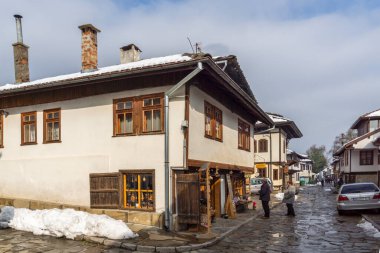 TRYAVNA, BULGARIA - 1 Kasım 2014: Bulgaristan 'ın tarihi Tryavna kasabasının merkezindeki ortaçağ evleri