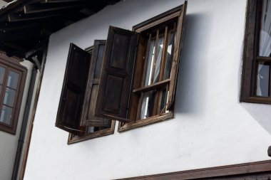 TRYAVNA, BULGARIA - 1 Kasım 2014: Bulgaristan 'ın tarihi Tryavna kasabasının merkezindeki ortaçağ evleri