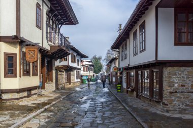 TRYAVNA, BULGARIA - 1 Kasım 2014: Bulgaristan 'ın tarihi Tryavna kasabasının merkezindeki ortaçağ evleri