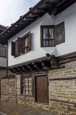 TRYAVNA, BULGARIA - 1 Kasım 2014: Bulgaristan 'ın tarihi Tryavna kasabasının merkezindeki ortaçağ evleri