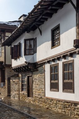 TRYAVNA, BULGARIA - 1 Kasım 2014: Bulgaristan 'ın tarihi Tryavna kasabasının merkezindeki ortaçağ evleri